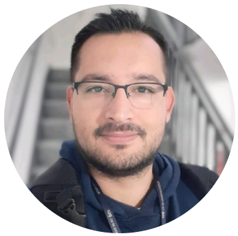 Foto de Maxwell usando barba e óculos 